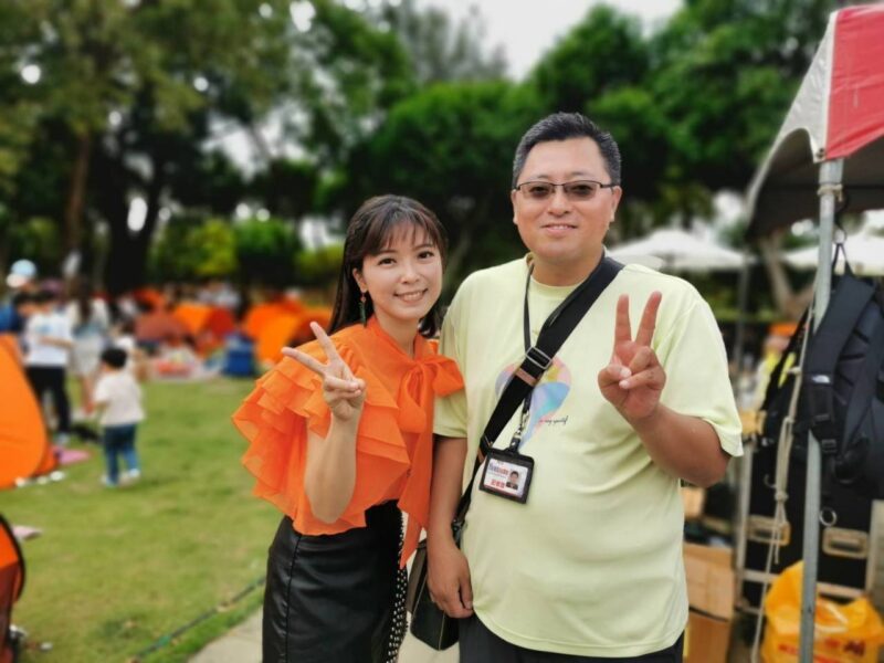 圖文:音樂才女翁鈺鈞與本報特派陳信宏合影。