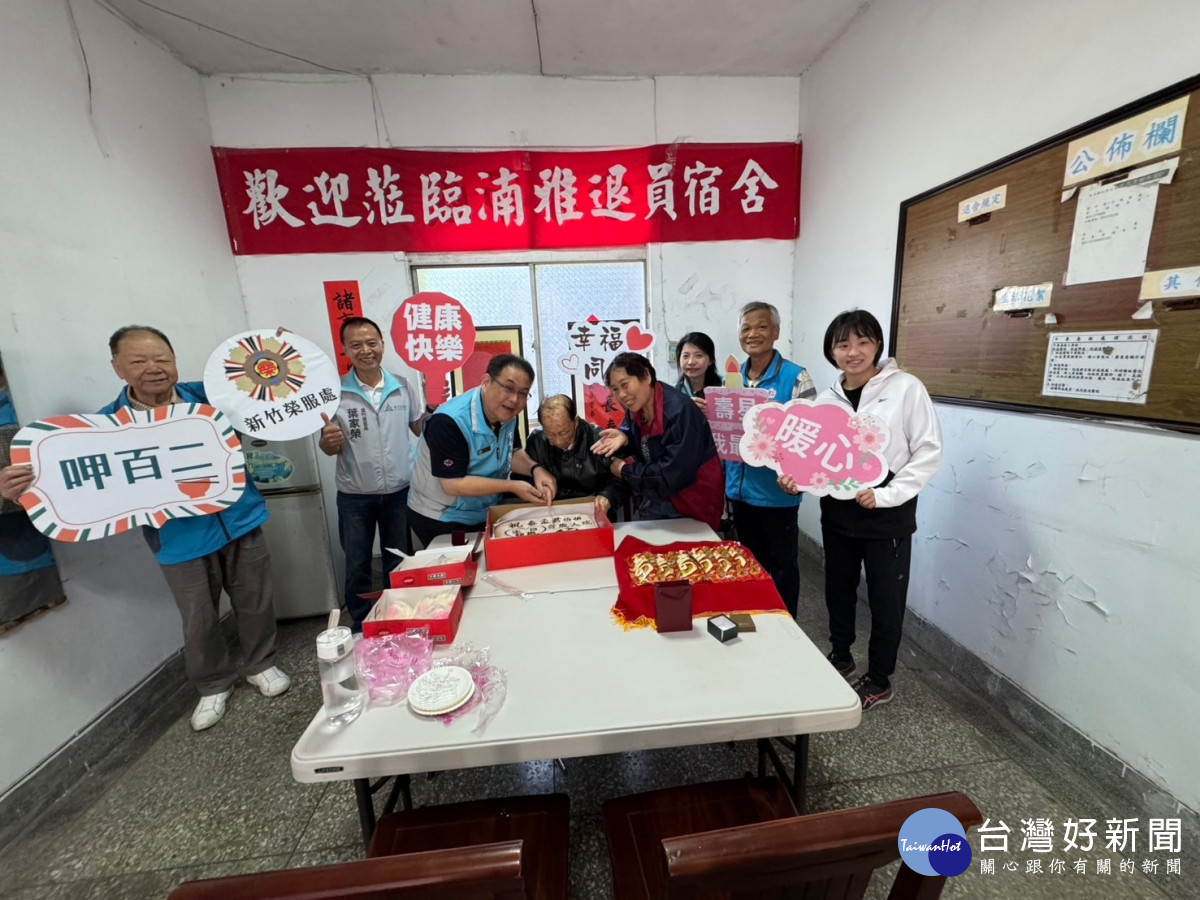 鞠宗顯處長(左三)與秦孟君爺爺(中)葉家榮里長(左二)、陸軍步兵第206旅及家屬。