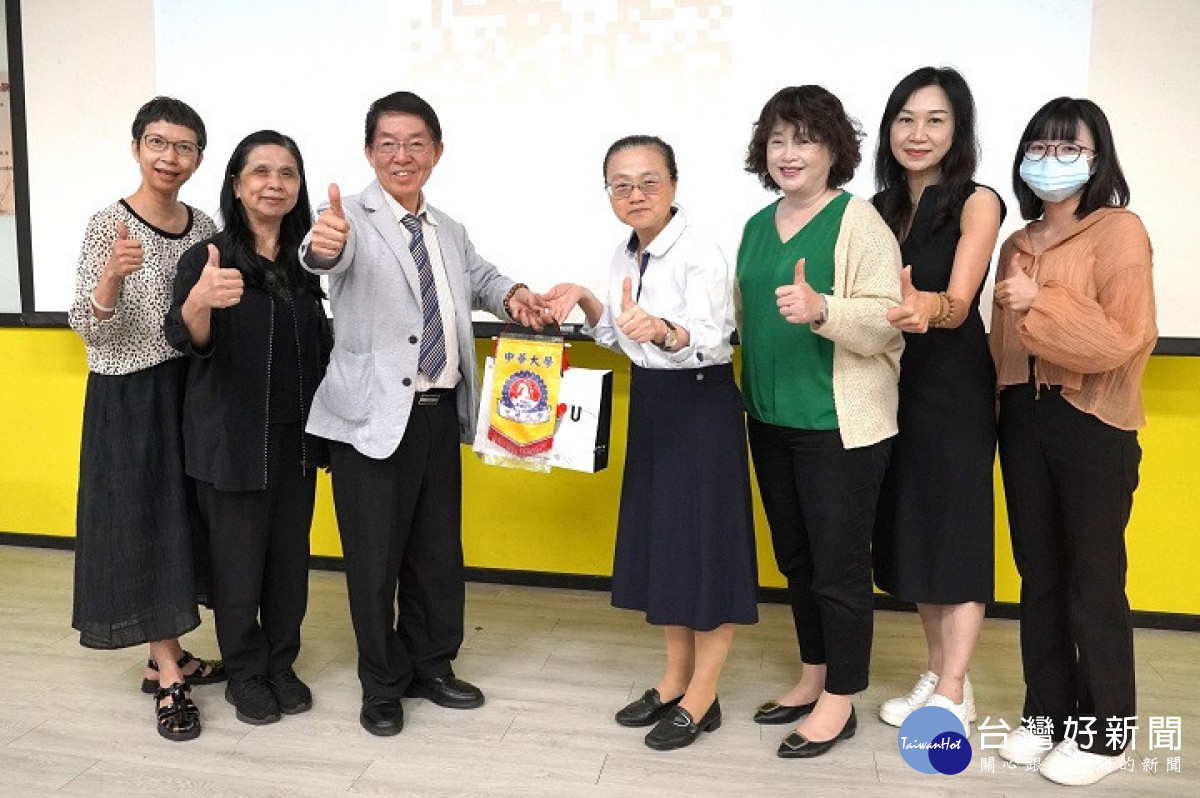國智學院簡曉花院長(從右至左第4位)代表校方致贈禮品給周東寬博士。