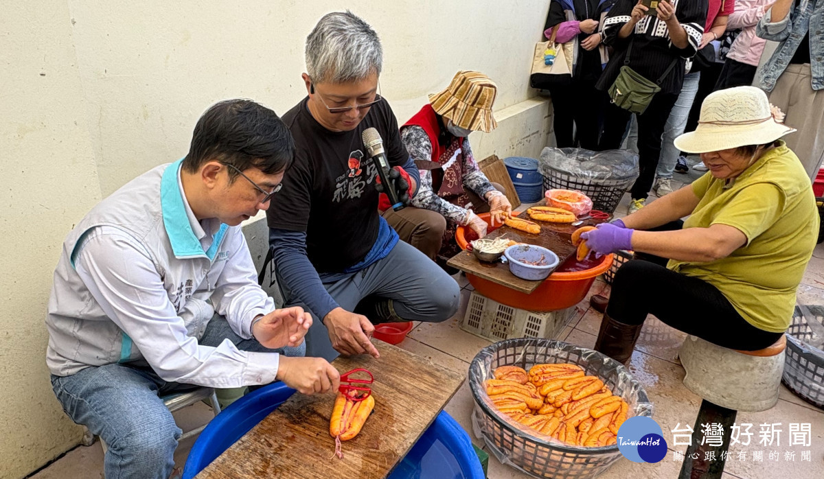 產發處副處長洪明仕體驗烏魚子製作過程。