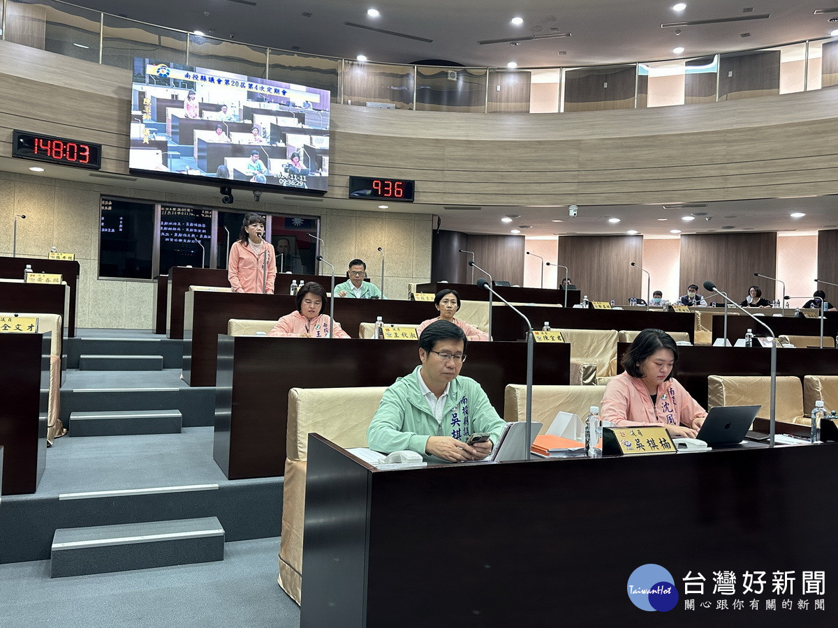 多位議員關心南投縣擬建表演藝術中心與美術館。（記者扶小萍攝）