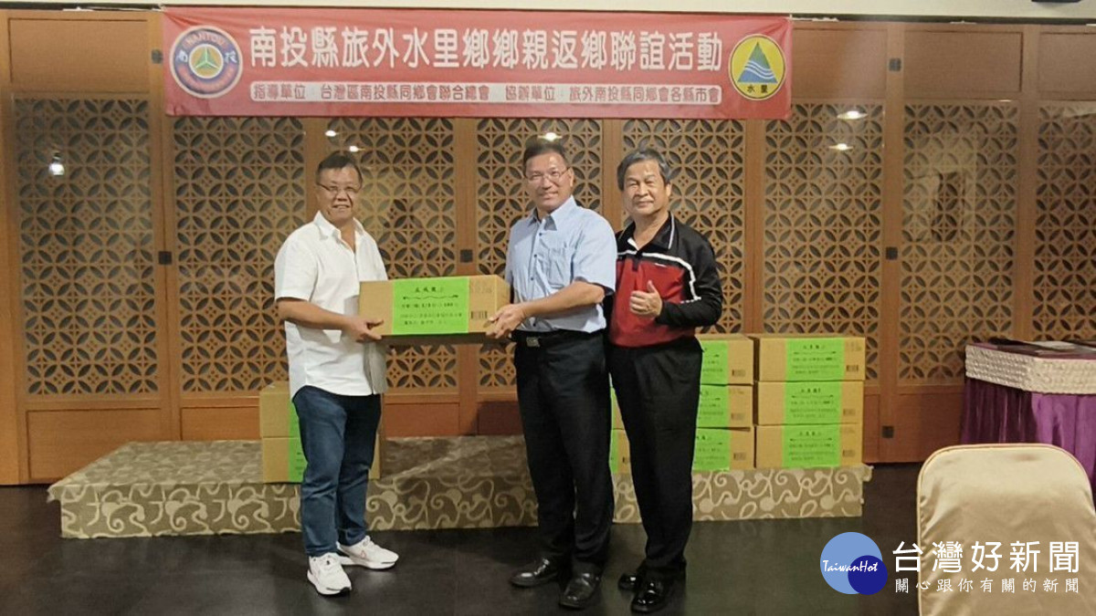聯合總會會長陳甲乙(左1)將口糧致贈給水里鄉各級學校,由校長代表接受。(記者吳素珍攝)