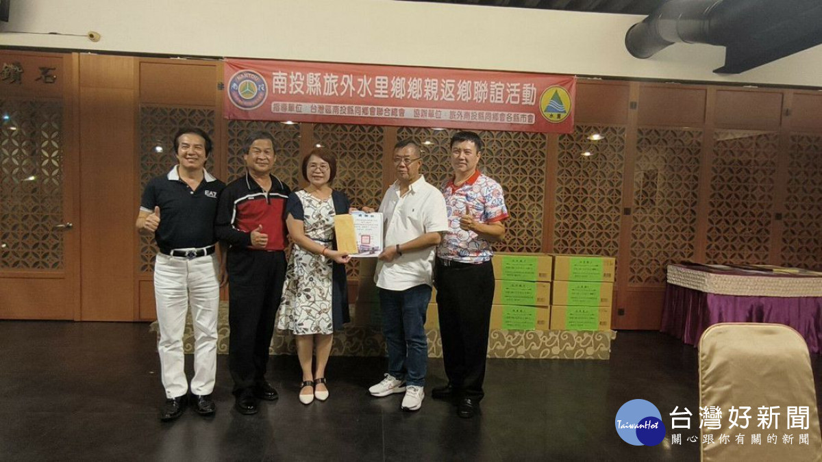 學校表達感謝之意,由校長致贈感謝狀。(記者吳素珍攝)