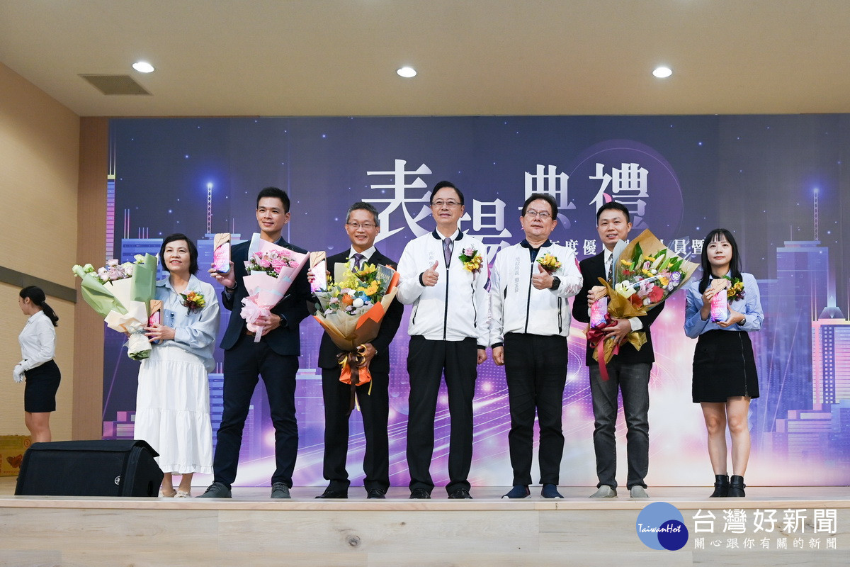 桃園市長張善政頒獎表揚優良地政人員暨不動產從業人員。<br /><br /> 