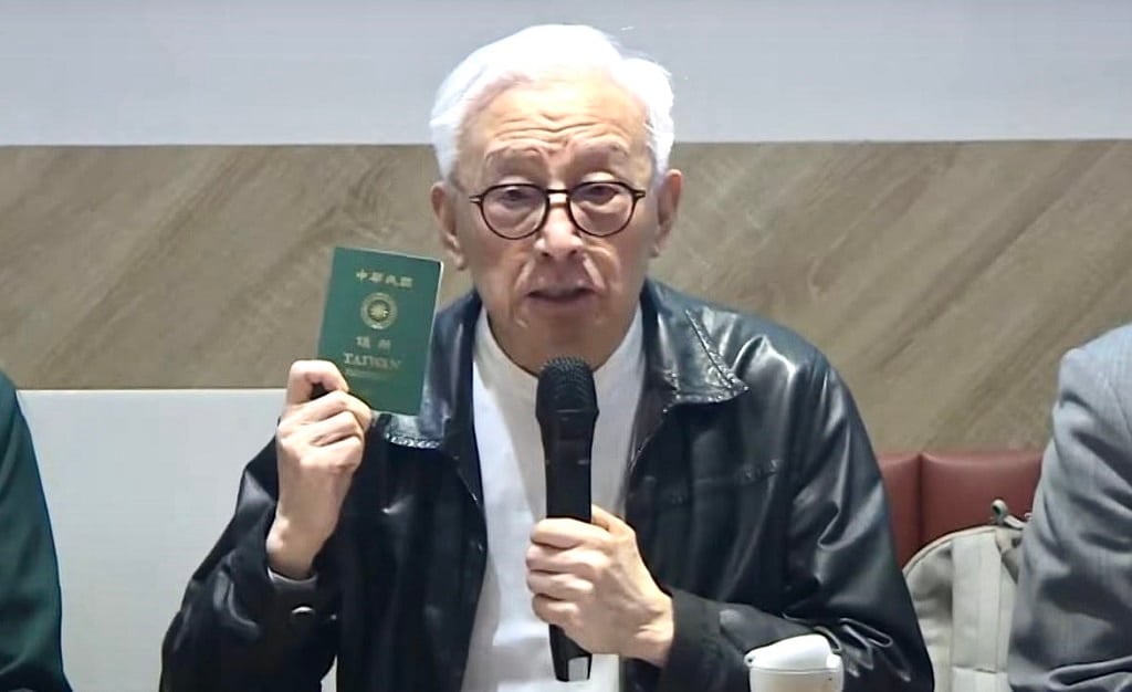 聯電創辦人曹興誠拿出護照,證明自己是中華民國國民,並宣布對國台辦2高官提告。翻攝畫面