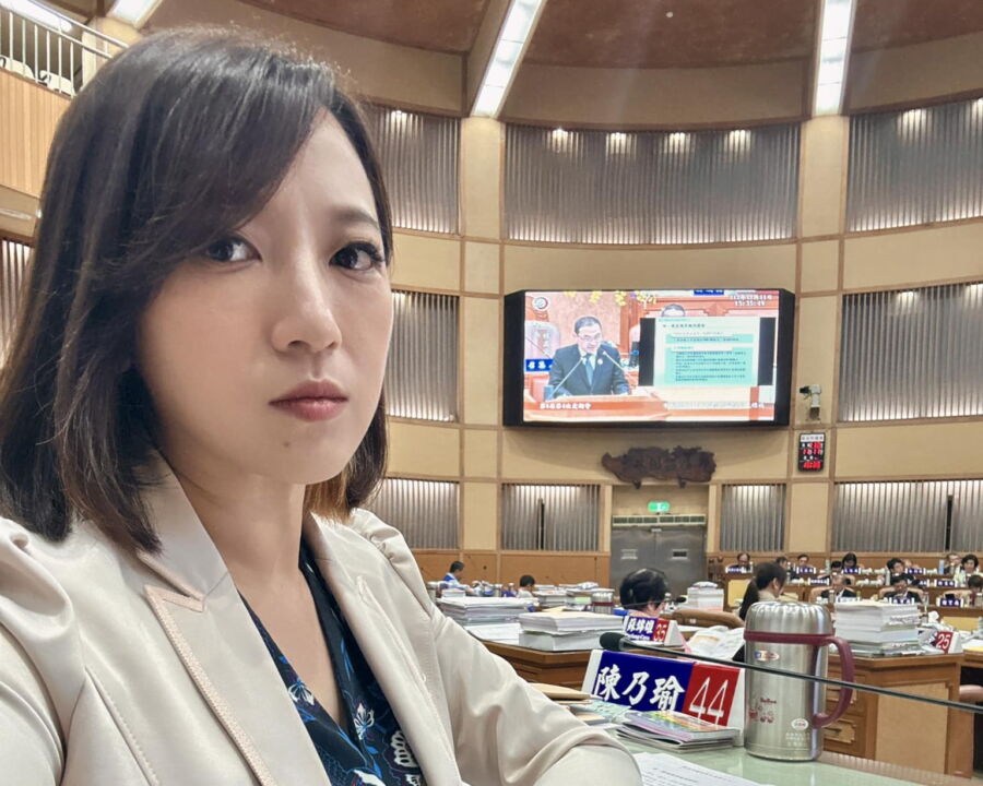 圖/新市議員陳乃瑜直言,她從下午2點等到3點半,侯友宜才開始報告,完全照稿念而且還唸得二二六六也就算了,還不給問?。(新市議員陳乃瑜提供)