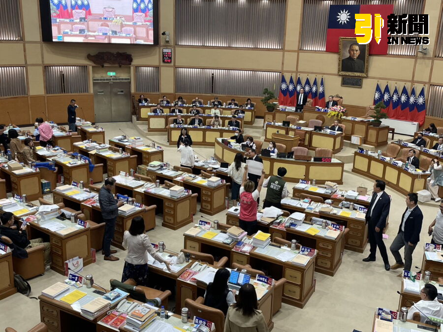 圖/民進黨新北市議員黃淑君在議場舉白紙抗議。(記者陳志仁攝,2024.11.11)
