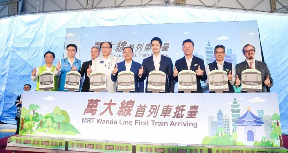 捷運萬大中和線首列車「朝氣蓬勃」亮相 侯友宜:預計2027通車 串聯雙北