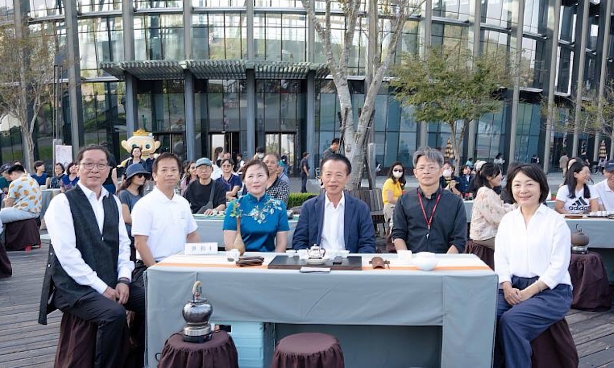▲嘉義縣茶道花藝推廣協會到故宮南院推廣茶藝美學,翁章梁縣長(右三)、彭子程處長(右二)、李建霖副處長(左二)到場共襄盛舉。(圖/記者陳惲朋翻攝)