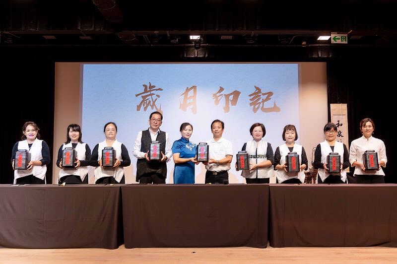 ▲嘉義縣茶道花藝推廣協會到故宮南院推廣茶藝美學，李建霖副處長（左）與會。（圖/記者陳惲朋翻攝）