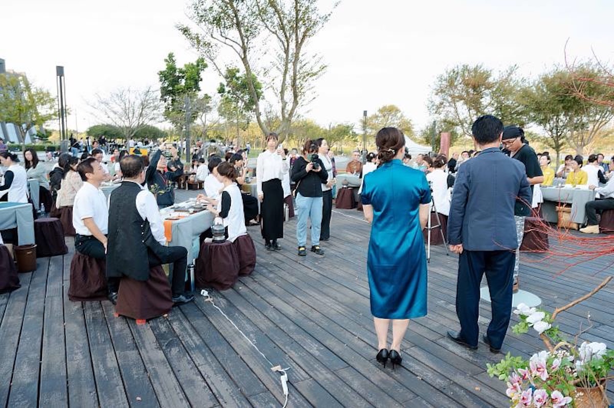 ▲嘉義縣茶道花藝推廣協會到故宮南院推廣茶藝美學。（圖/記者陳惲朋翻攝）