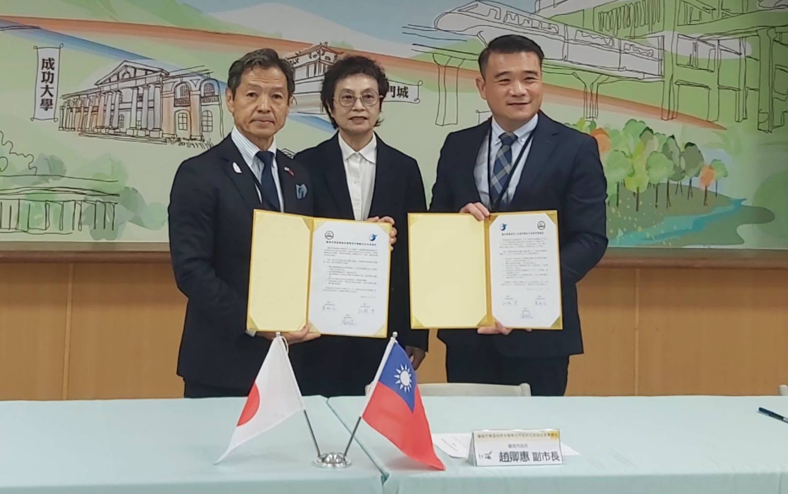 ▲南市東區與熊本縣菊池市簽署友好協定,左起菊池市長江頭實、副市長趙卿惠、東區區長黃炳元。(圖/記者陳彥霖攝,2024.11.11)