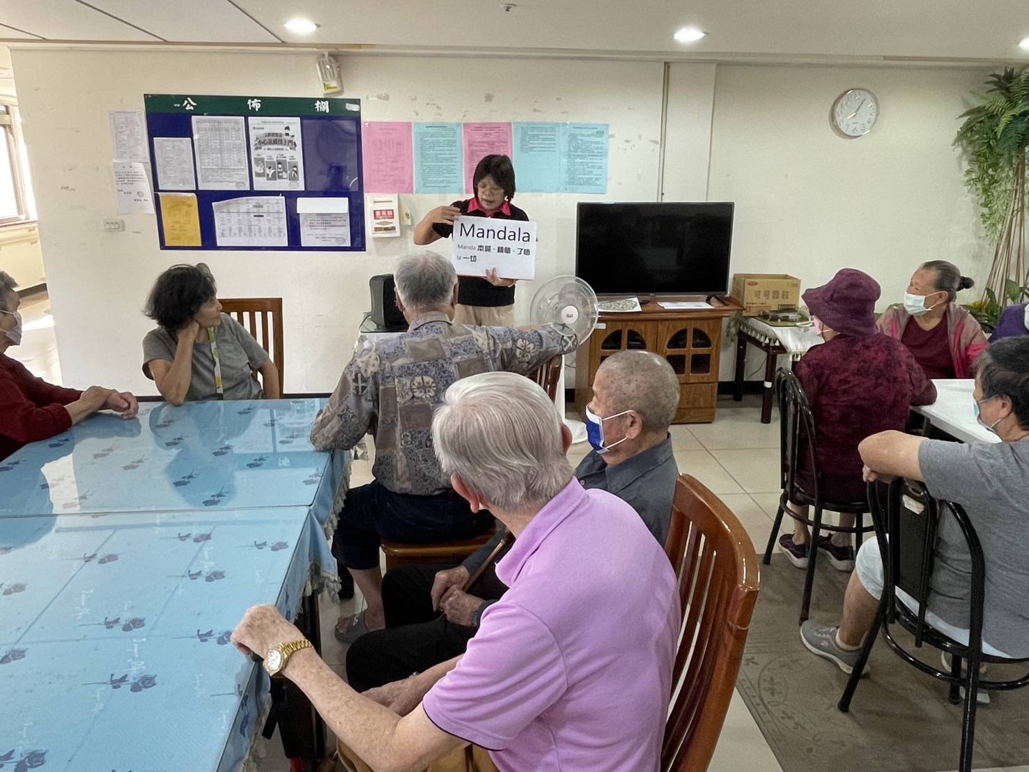 ▲彰化榮家舉辦曼陀羅著色活動，邀請長輩們透過藝術創作與靜心音樂來舒緩身心壓力、提升生活幸福感。（記者張溎壕攝）