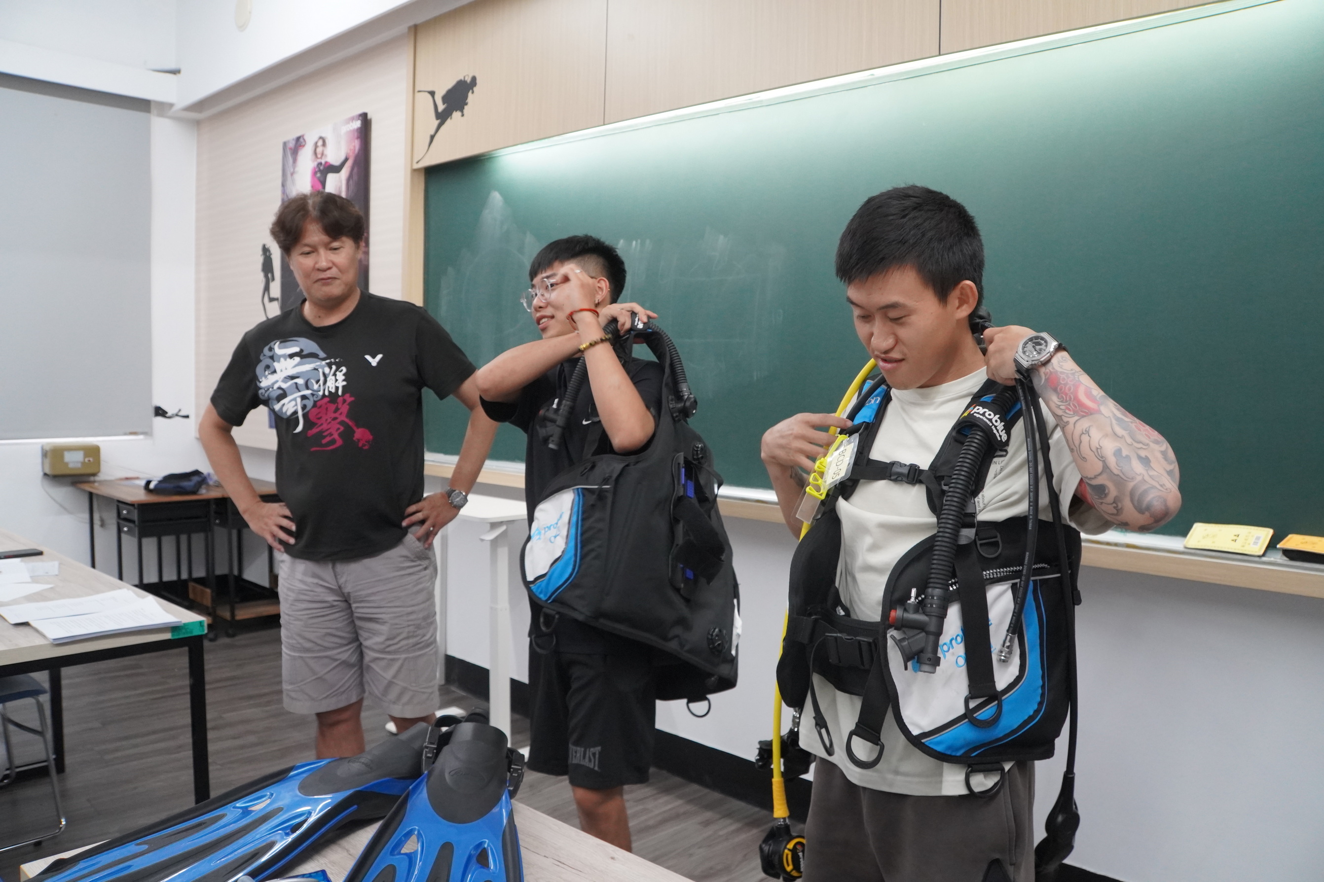 ▲大葉大學運動健康管理學系學生們前往綠島著名潛點「鋼鐵礁」進行船潛，深入30米海底，體驗東台灣的海洋生態。（大葉大學提供）