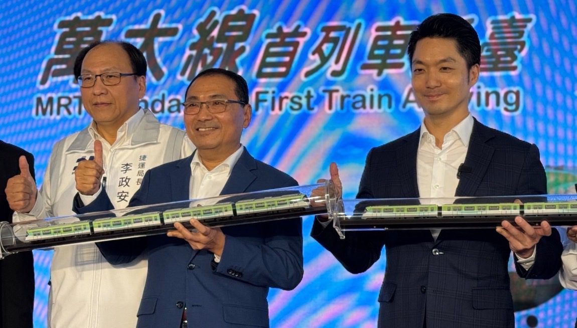 萬大中和線首列車「朝氣蓬勃」亮相 雙北市長共同揭幕 侯友宜:力拚2027年完工
