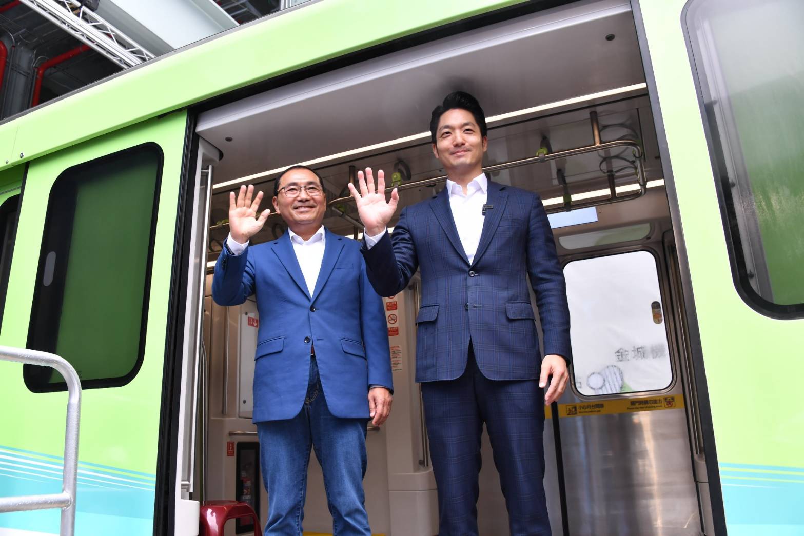 捷運萬大線首列車金城機廠亮相 雙北市長同框揭幕 捷運萬大線首列車金城機廠亮相 雙北市長同框揭幕