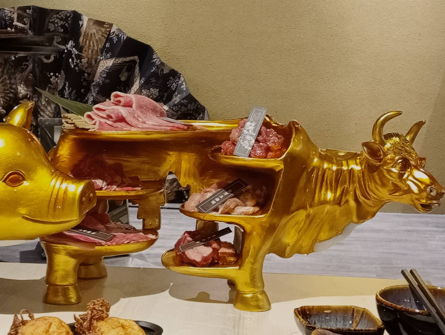 「炭黔燒肉」中華旗艦店亮麗登場!視覺震撼金牛與金豬!品味燒肉的精緻美學!
