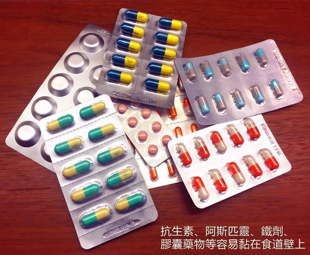 膠囊錠劑不易溶化 多配開水喝下 以免藥物黏貼食道引起發炎潰瘍