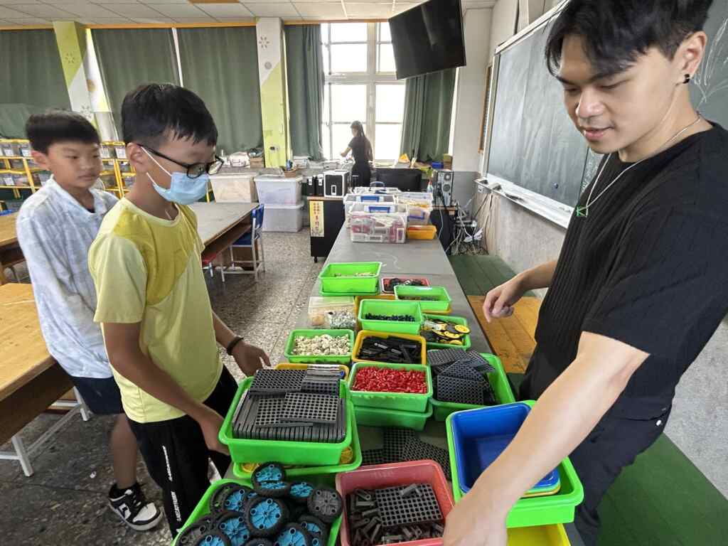 ▲宇青參觀文祥國小創客教室。（記者林明佑翻攝）