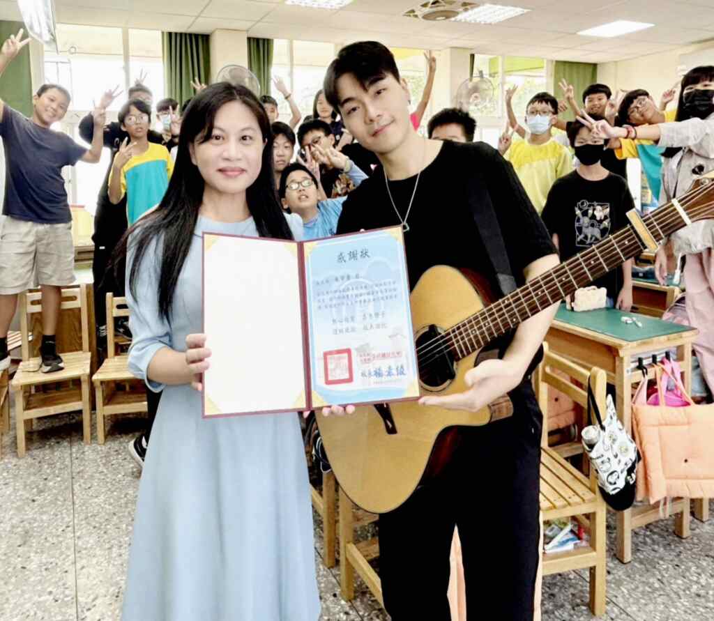 ▲文祥國小校長楊素綾頒發感謝狀。（記者林明佑翻攝）