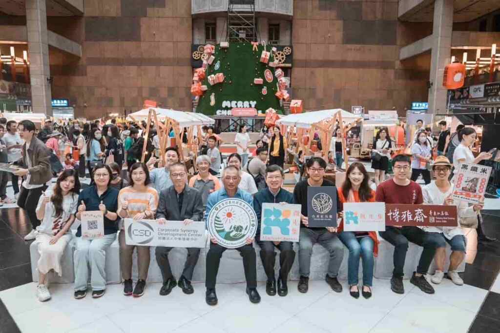 ▲農業部農村發展及水土保持署陳重光主任秘書(中)、農業部農村發展及水土保持署臺東分署李正鈞分署長 (右五)、財團法人中衛發展中心謝明達董事長(左四)，活動現場合影。
