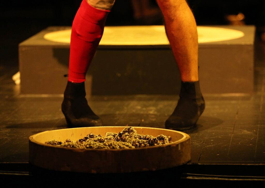 2024 NTT遇見巨人—佛朗明哥王者再臨卡勒凡《春之祭》,伊斯雷爾.卡勒凡 (Israel Galván) 透過腳尖加入敲擊、刮擦等複雜節奏,呈現出充滿戲劇張力的《春之祭》。(圖/歌劇院提供©Jean Louis Duzert)