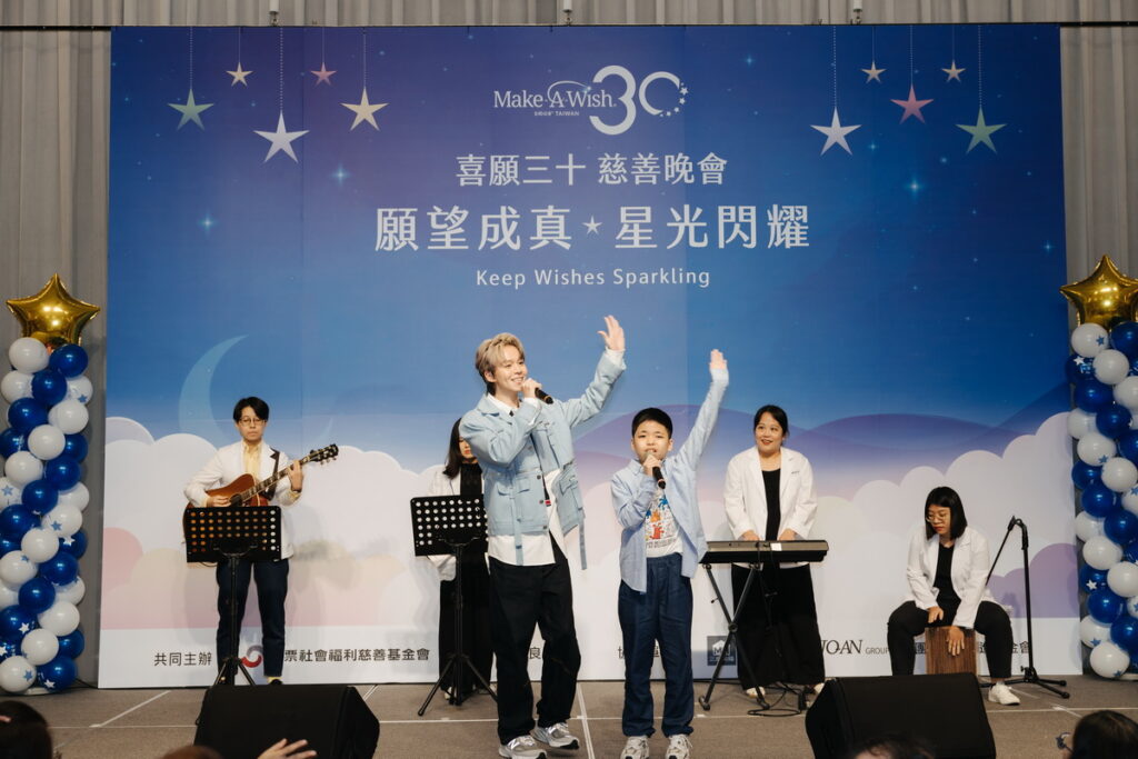 晚會上Youtuber黃氏兄弟的瑋瑋與喜願兒菖菖現場合唱,重現圓夢的感人瞬間。(喜願協會提供)