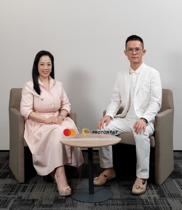PhotonPay光子易成為Mastercard香港發卡機構並將推出Mastercard商業信用卡應對企業在日益全球化的數碼市場中營運的需要。 圖為Mastercard香港及澳門總經理陳一芳(左)及PhotonPay光子易首席執行官陳敏(右)。 PhotonPay光子易成為Mastercard香港發卡機構並將推出Mastercard商業信用卡應對企業在日益全球化的數碼市場中營運的需要。 圖為Mastercard香港及澳門總經理陳一芳(左)及PhotonPay光子易首席執行官陳敏(右)。