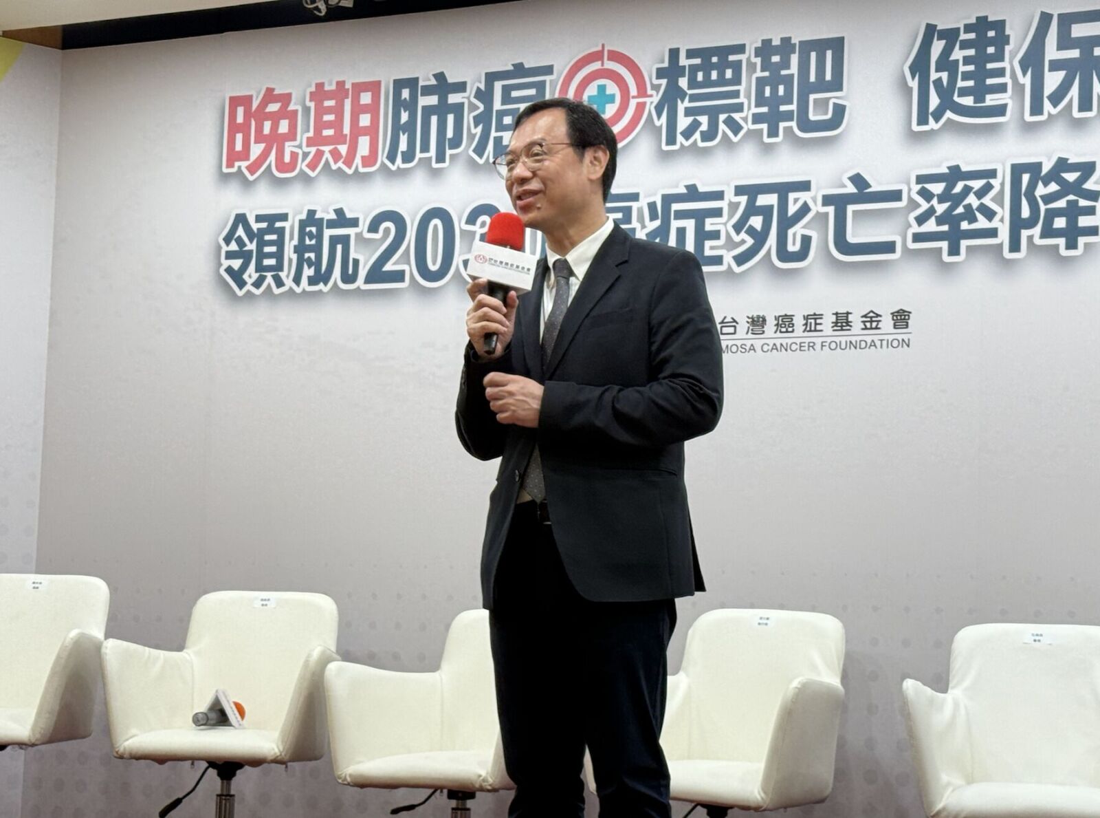 健保放寬標靶藥後 肺癌篩檢明年擴大!石崇良:下修「老菸槍門檻」 244 健保放寬標靶藥後 肺癌篩檢明年擴大!石崇良:下修「老菸槍門檻」 243