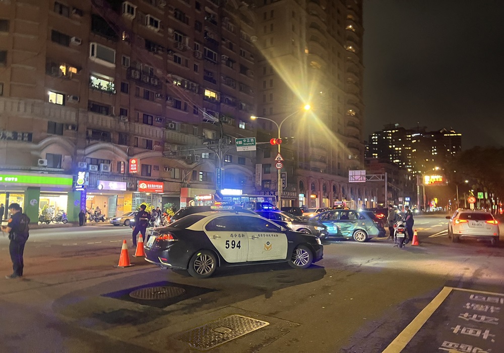 毒蟲拒檢市區狂飆 警車強力衝撞攔停送辦 242 24824111a02