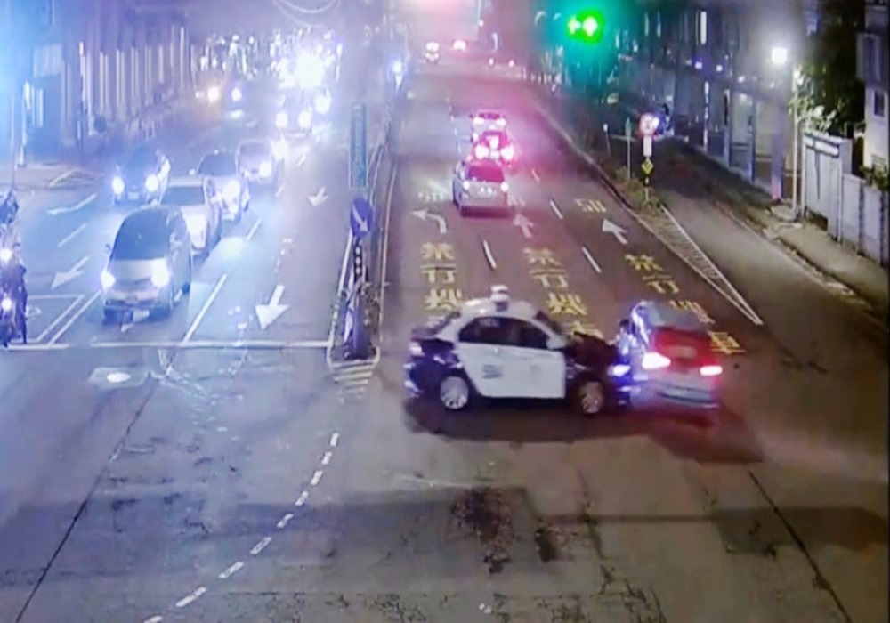 毒蟲拒檢市區狂飆 警車強力衝撞攔停送辦 243 248241111a01