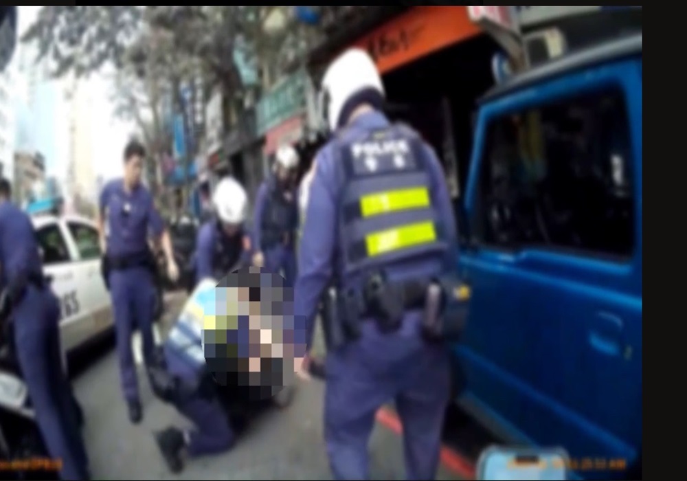 毒駕男囂張蛇行挑釁警車 狂飆自撞後遭警壓制送辦 245 248241111a13