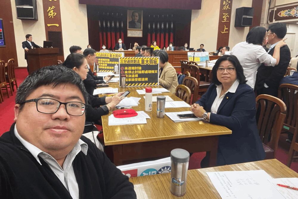 財委會藍營私帶麥克風違規 蔡易餘:無視韓國瑜約束 236 照片來源:蔡易餘臉書
