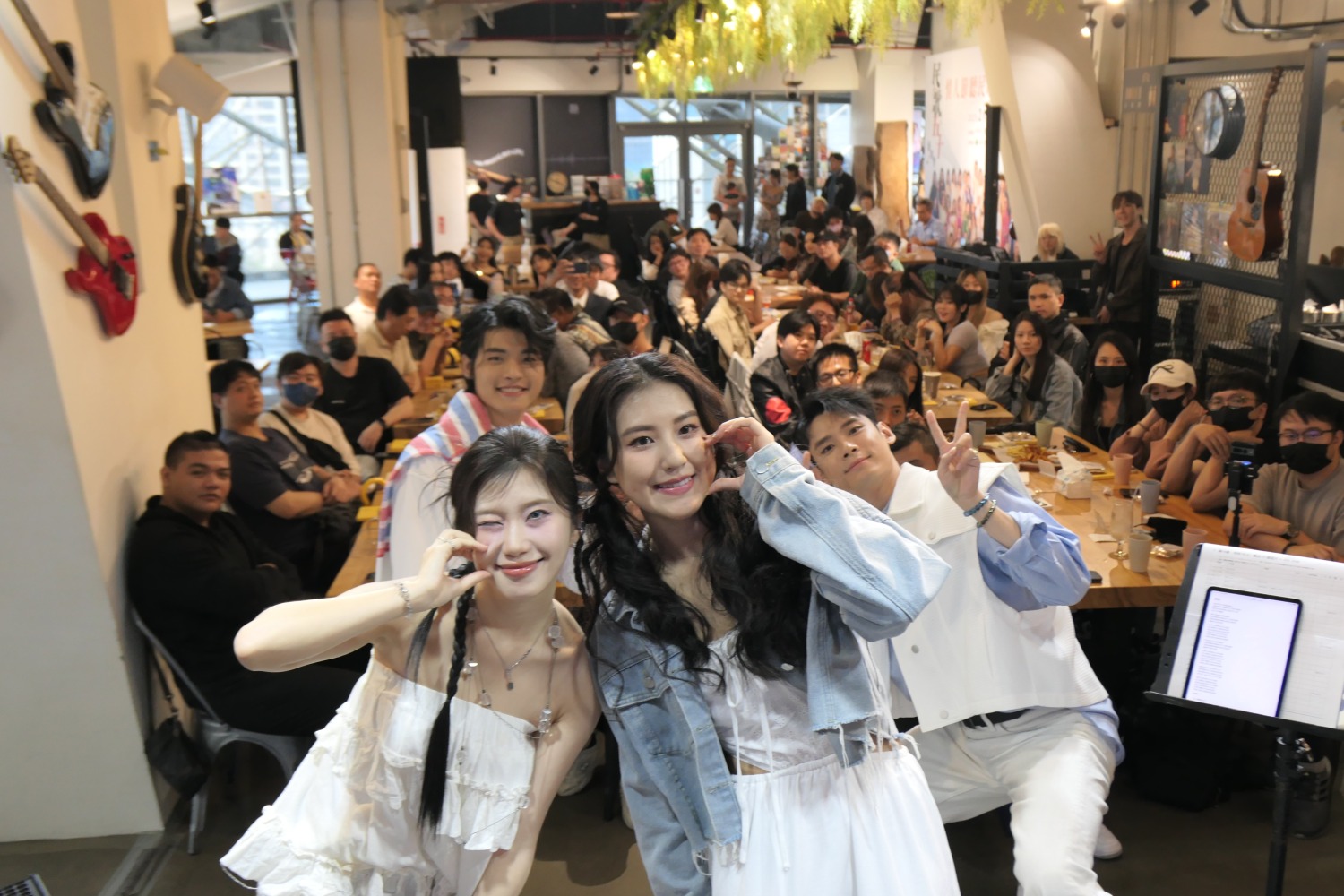 伶伶Ykiki (右) 籌備了3個月的表演,為了11/9的生日音樂會,希望創造與150位粉絲朋友的美好回憶。(圖/唱戲世界娛樂提供)
