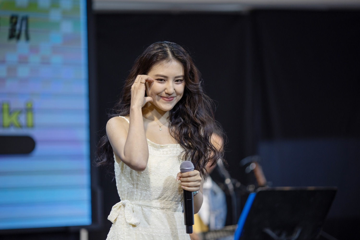 伶伶整場誠意滿滿演唱了15首歌曲,最後的安可歌曲「至少還有你」感謝爸媽和所有到場支持的朋友。(圖/唱戲世界娛樂提供)