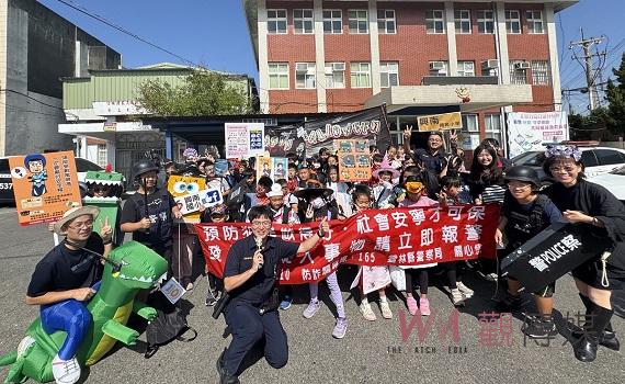 口湖興南國小學童走入社區 全校師生參訪警所