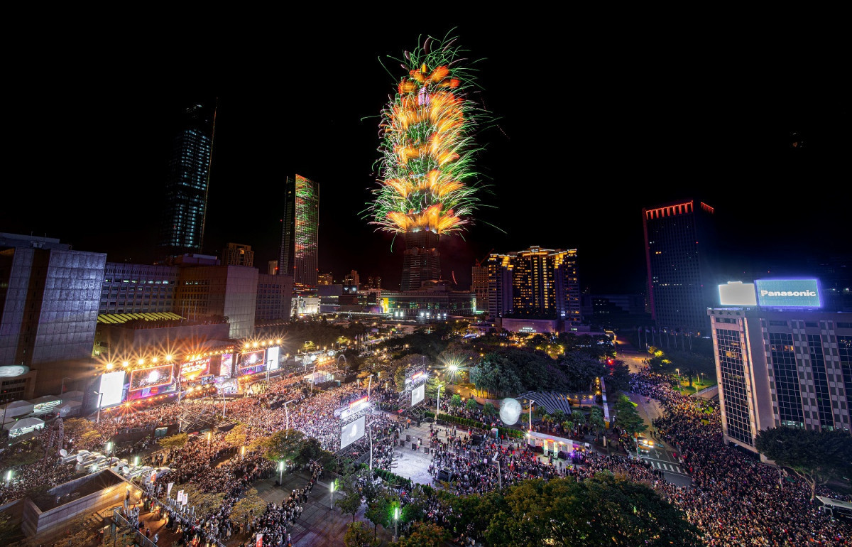 《台北畫刊》推薦民眾參與年末的「臺北最High新年城⸺2025跨年晚會」,一同在台北101煙火下迎接新年。(資料照/台北101)