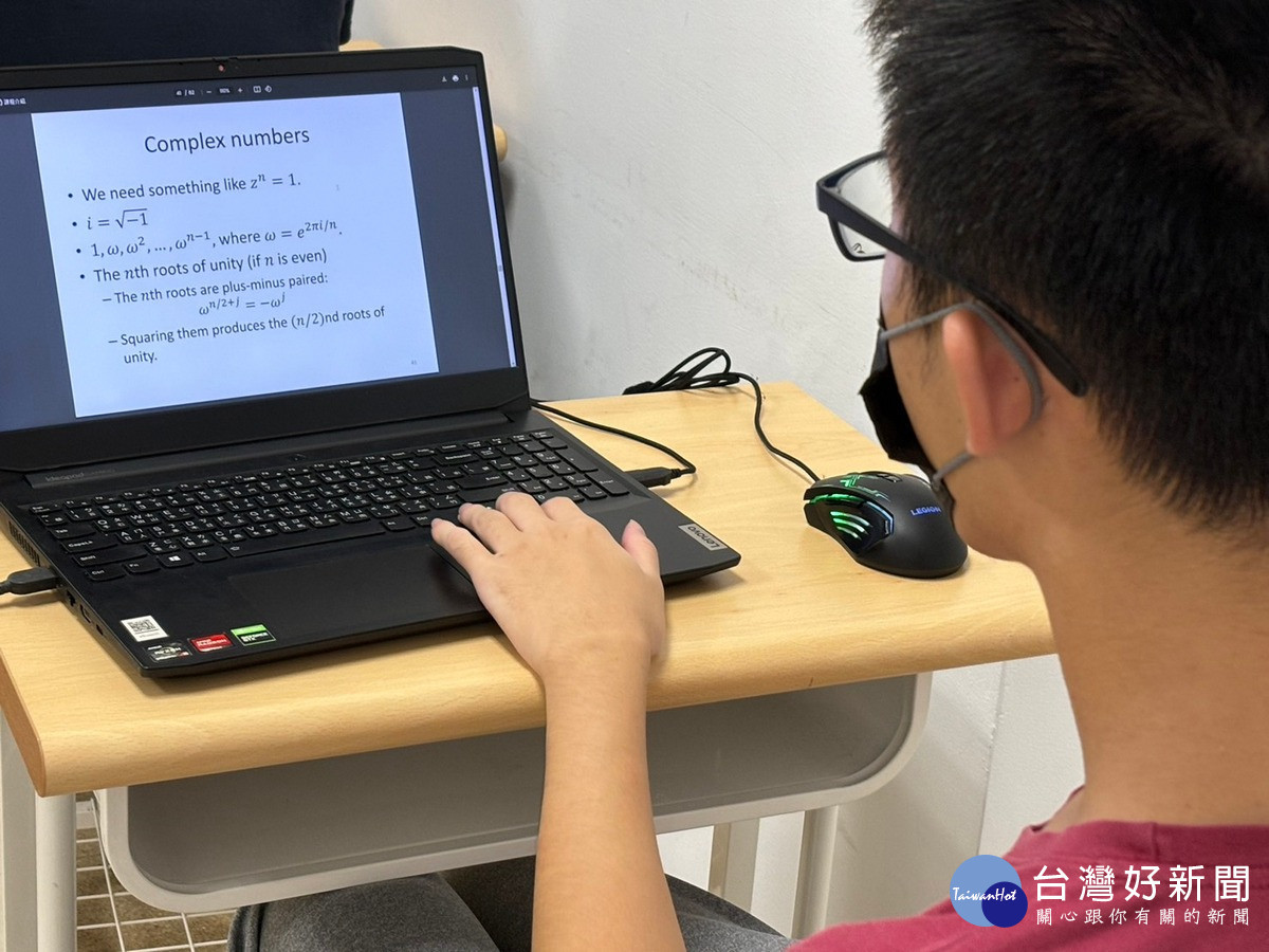 學生勤於學習演算法的理論基礎。（圖/暨大提供）