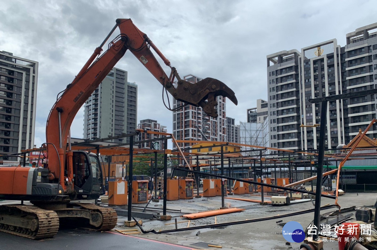 洗車場亂排廢水造成南崁溪污染,市府建管處進行拆除。