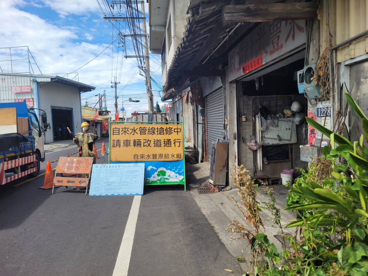 台中神岡區豐洲路自來水管線老舊,今年已發生6次破管,引發民怨。