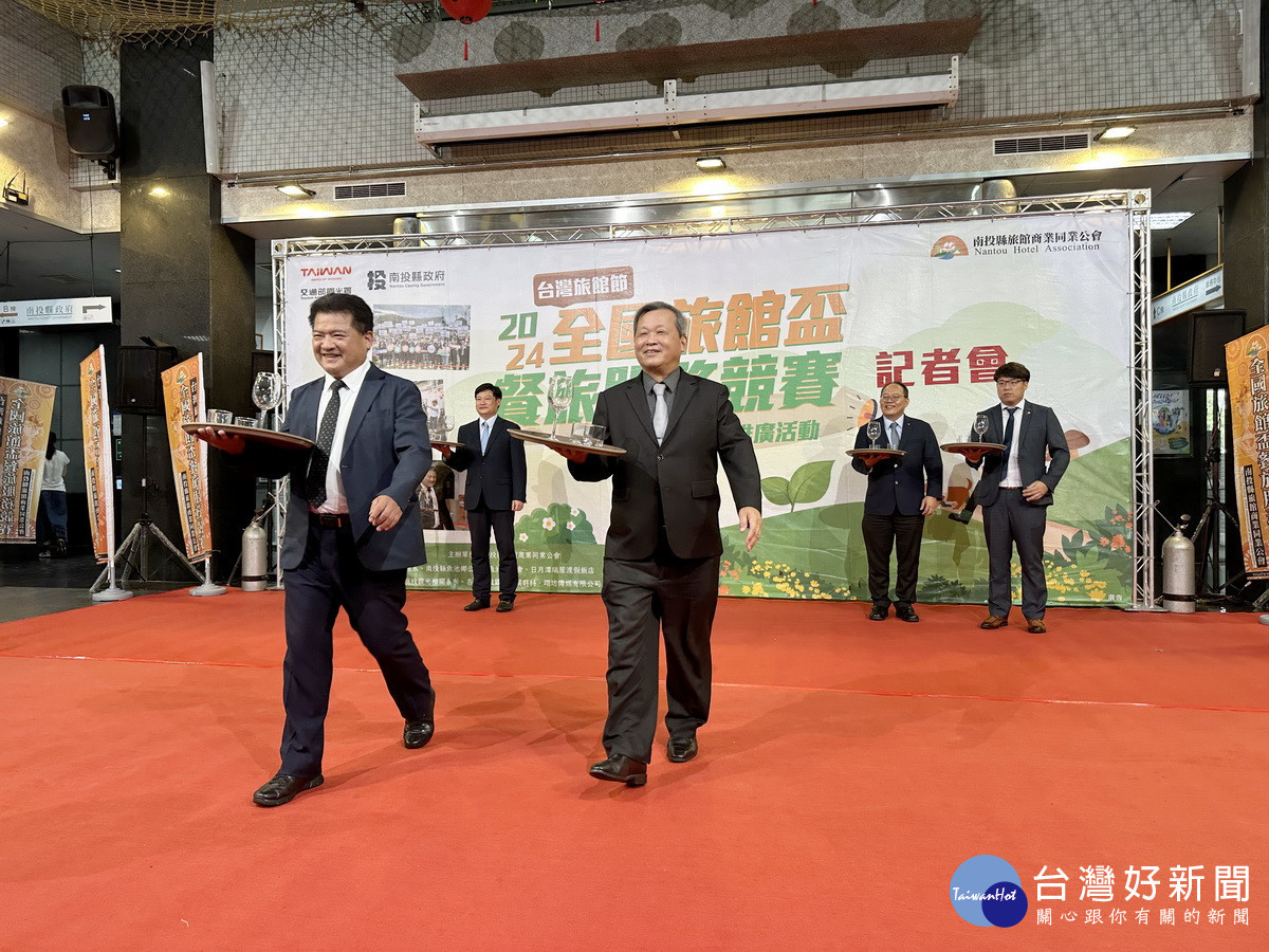 李吉田理事長(左)與王副縣長先示範餐旅服務禮儀。(記者扶小萍攝)