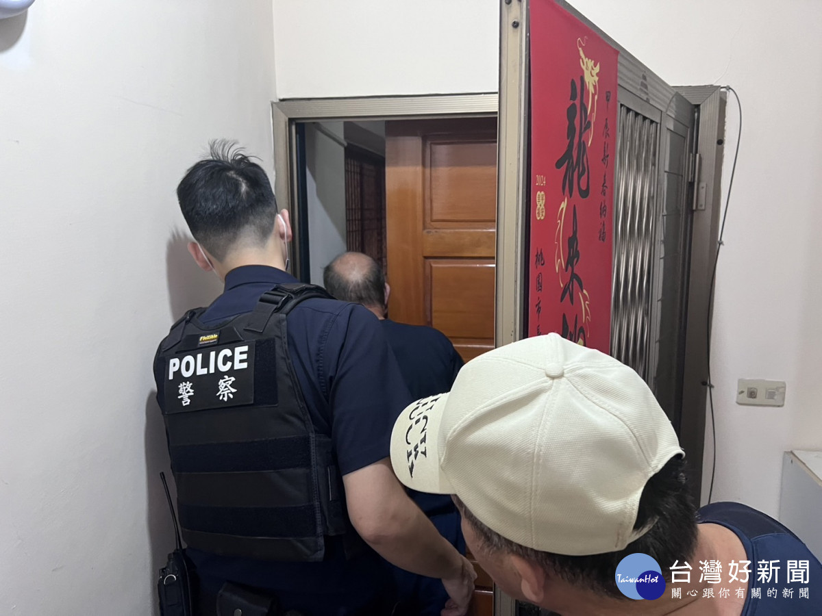 失智老人迷途,巡邏員警協助返家。