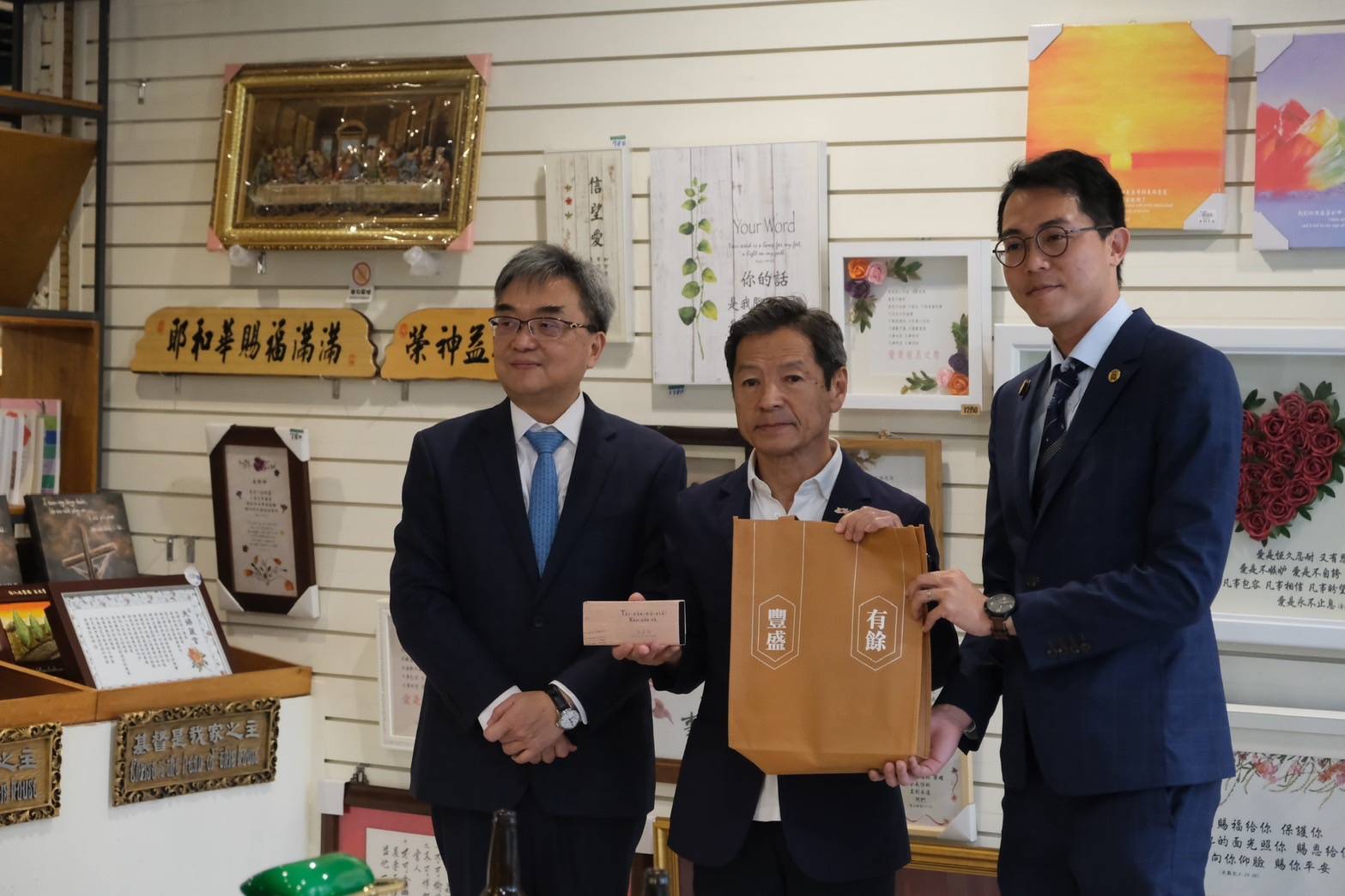 ▲台灣教會公報社社長方嵐亭牧師（左）特別準備了八田與一的相關書籍贈送給代表團。（圖／市議員李宗霖服務處提供）