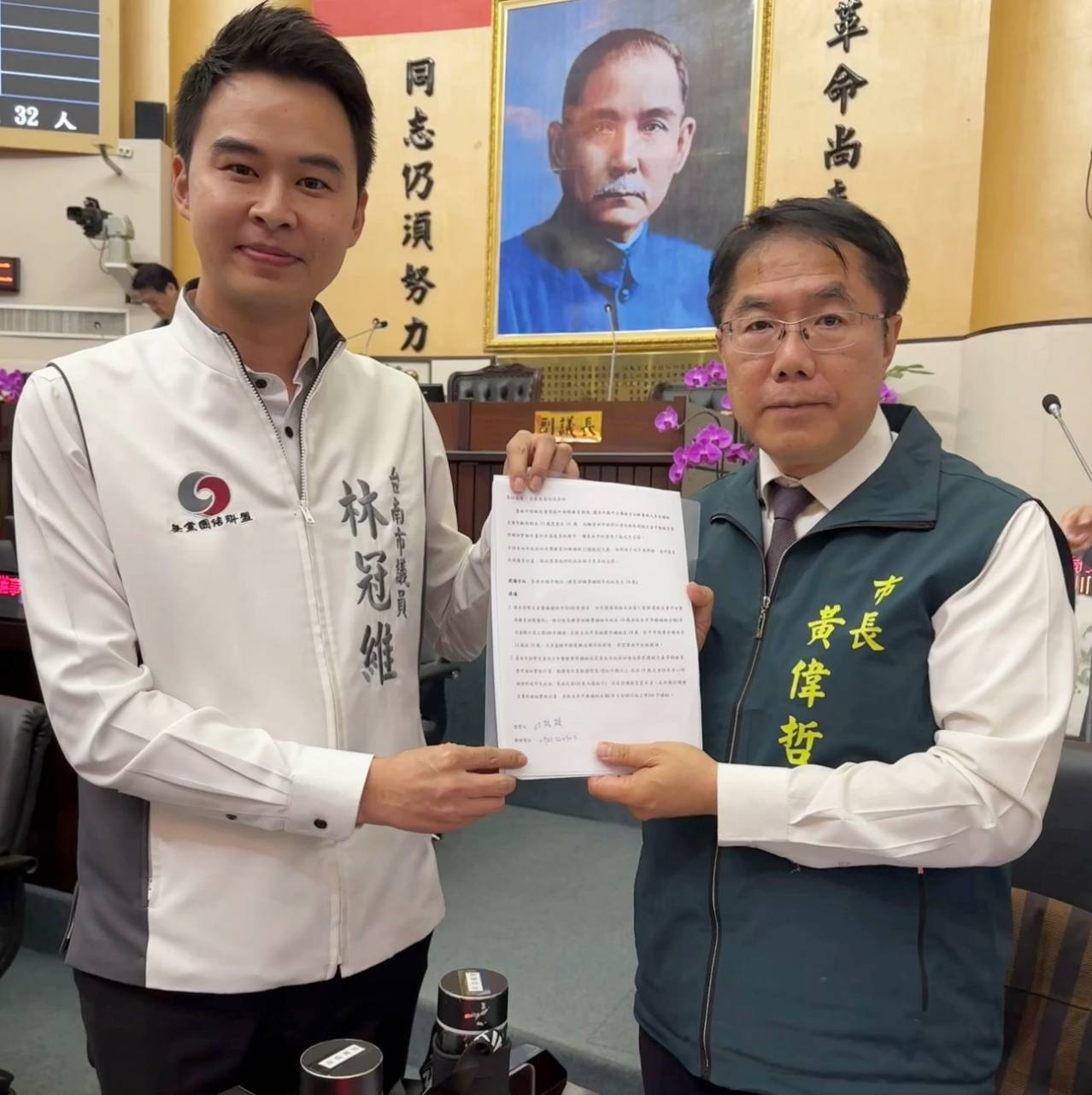 ▲市議員林冠維遞交陳情書給市長黃偉哲,盼市府延長特殊兒療育補助到18歲。(圖/記者陳彥霖翻攝)