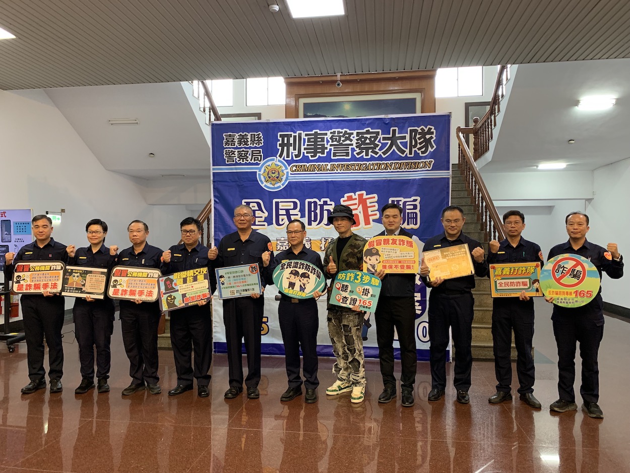 ▲嘉縣警局長李權哲（中）帶領宣傳反詐。（圖/記者陳惲朋攝）