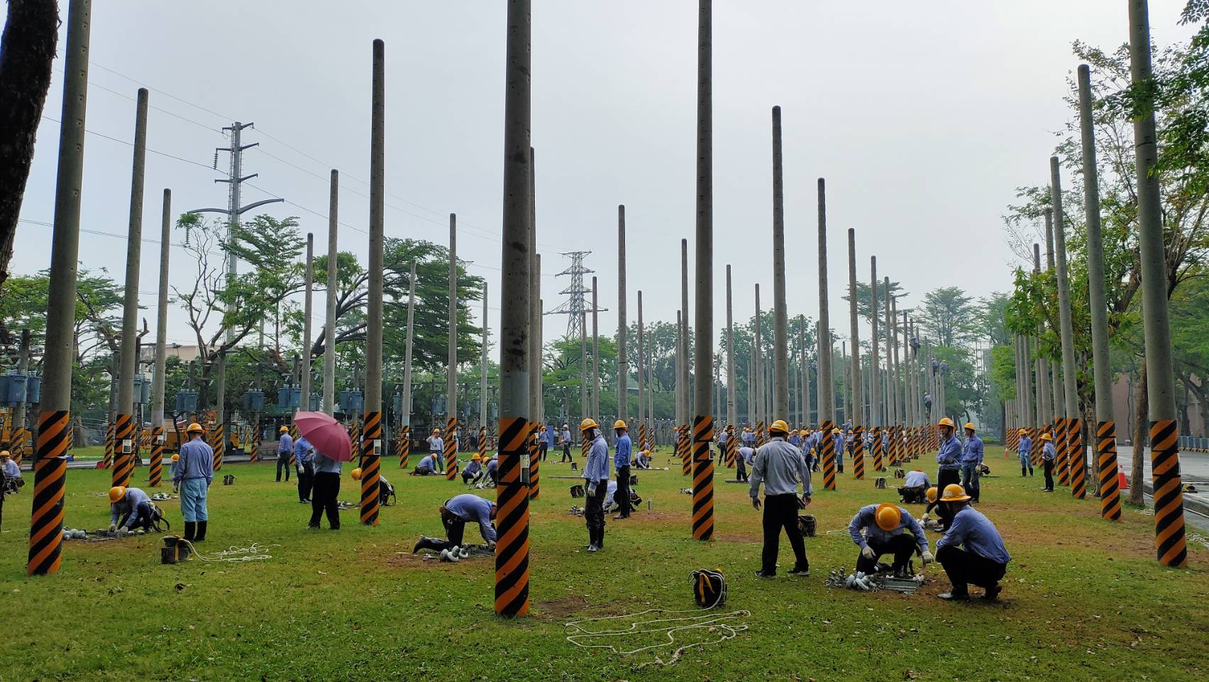 ▲圖、台電鳳山與高雄營業處所舉辦的「電力職人工作體驗」營。( 記者李堂安翻攝)