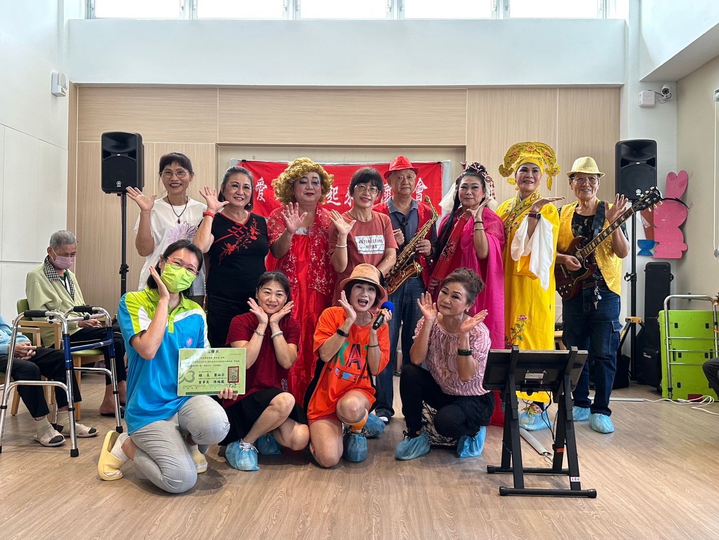 ▲田中秀和苑日照中心上演了一場獨具特色的表演,將傳統歌仔戲與現代音樂創新結合,為觀眾帶來耳目一新的文化體驗。(記者張溎壕攝)