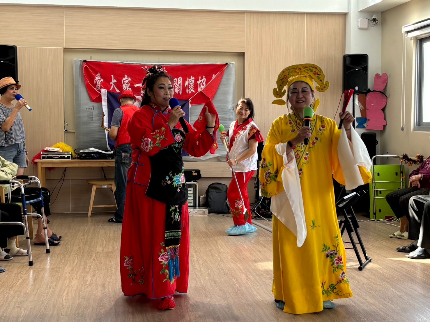 ▲田中秀和苑日照中心上演了一場獨具特色的表演，將傳統歌仔戲與現代音樂創新結合，為觀眾帶來耳目一新的文化體驗。（記者張溎壕攝）