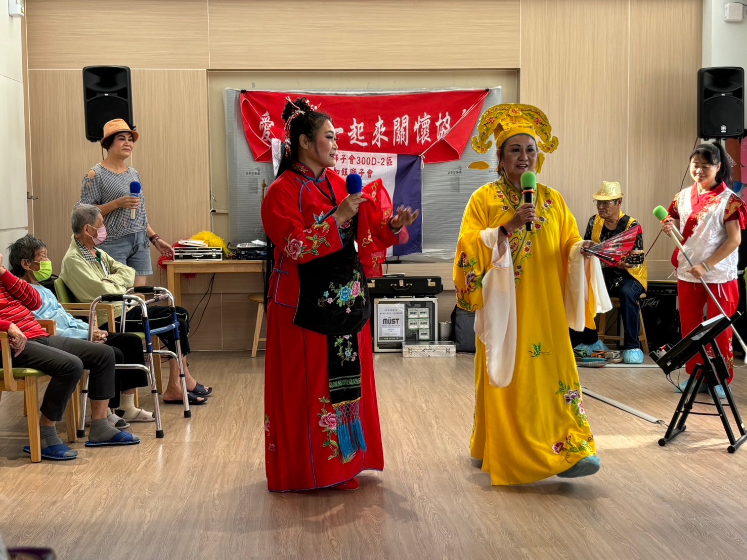▲田中秀和苑日照中心上演了一場獨具特色的表演，將傳統歌仔戲與現代音樂創新結合，為觀眾帶來耳目一新的文化體驗。（記者張溎壕攝）