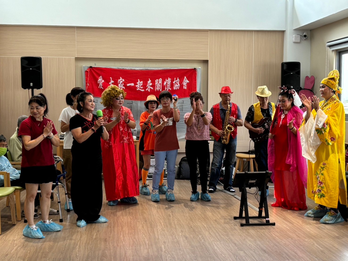 ▲田中秀和苑日照中心上演了一場獨具特色的表演，將傳統歌仔戲與現代音樂創新結合，為觀眾帶來耳目一新的文化體驗。（記者張溎壕攝）